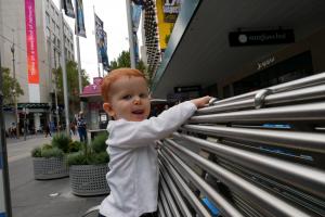 Je joue sur un banc avant le départ de Melbourne