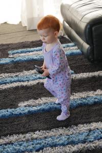 Essayage du tapis de l'appartement et de la télécommande