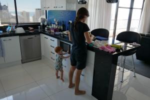 J'aide maman à préparer mon plat