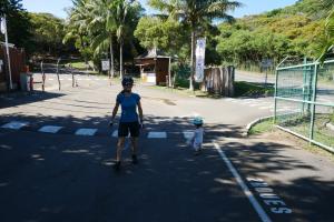 Echauffement avec maman sur le parking