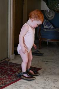 Essayage des chaussures de maman