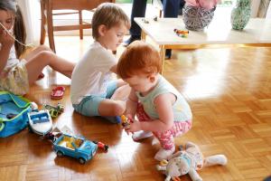 Jeux dans la maison. Les playmobiles m'intriguent