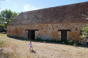 Petit bout devant une grande grange