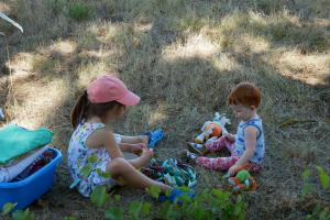 Tri minutieux des épingles sous le regard attentif d'Ingrid