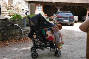 A l'auberge le midi, on a bien joué avec ma poussette de prêt.