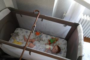 Dure la vie de bébé. Dessins animés pendant mon biberon :)