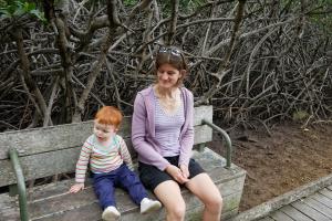Assise dans la mangrove avec Maman