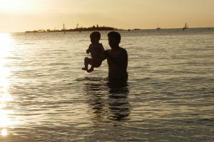 Dans l'eau avec papa