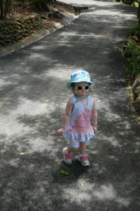 Je suis très à la mode avec mes lunettes et mon chapeau !