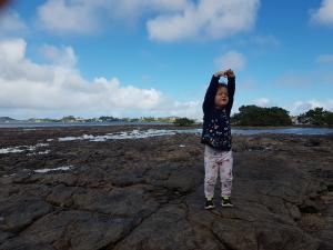 Balade en bord de mer sur les cailloux