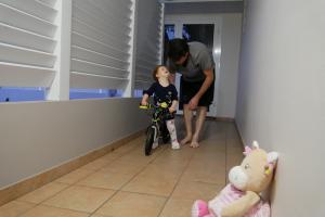 Après midi pluvieux, vélo dans le couloir !