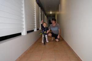 Après midi pluvieux, vélo dans le couloir !