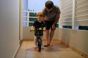 Après midi pluvieux, vélo dans le couloir !