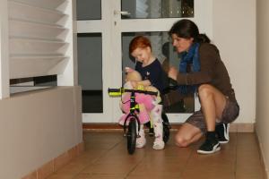 Après midi pluvieux, vélo dans le couloir !
