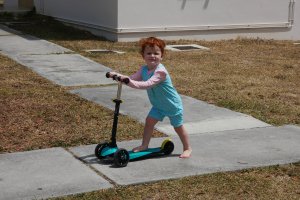 Poé : je me promène beaucoup seule à trottinette. 