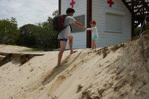 Il faut toujours l'aider ce papa, heureusement que je suis là !