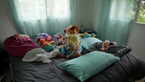 Des fois je vais jouer dans le lit de papa et maman