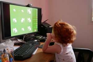 Je fais des jeux sur l'ordinateur de papa avec ma petite souris à moi !