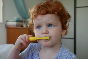 Jeux dans le lit de papa et maman