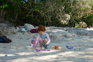 Jeux et baignade à la plage de Pédé