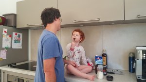 Je peux lécher la cuillère ? (oui)