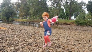 Je me promène dans le lit de la rivière