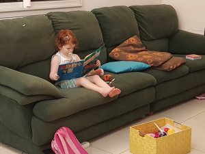 Lecture dans le canapé