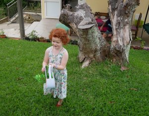 Chasse aux œufs dans le jardin