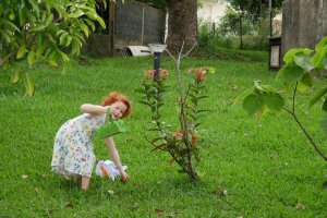 Chasse aux œufs dans le jardin