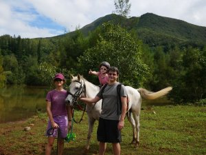 Chasse aux œufs à poney