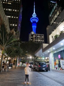 Couleur de la Sky Tower assortie à l'éclairage de la fontaine pour la der'